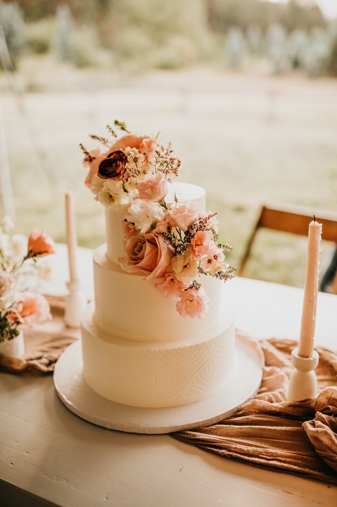 Modern and minimal wedding cake at Sixty Chapel in Garden Valley Idaho