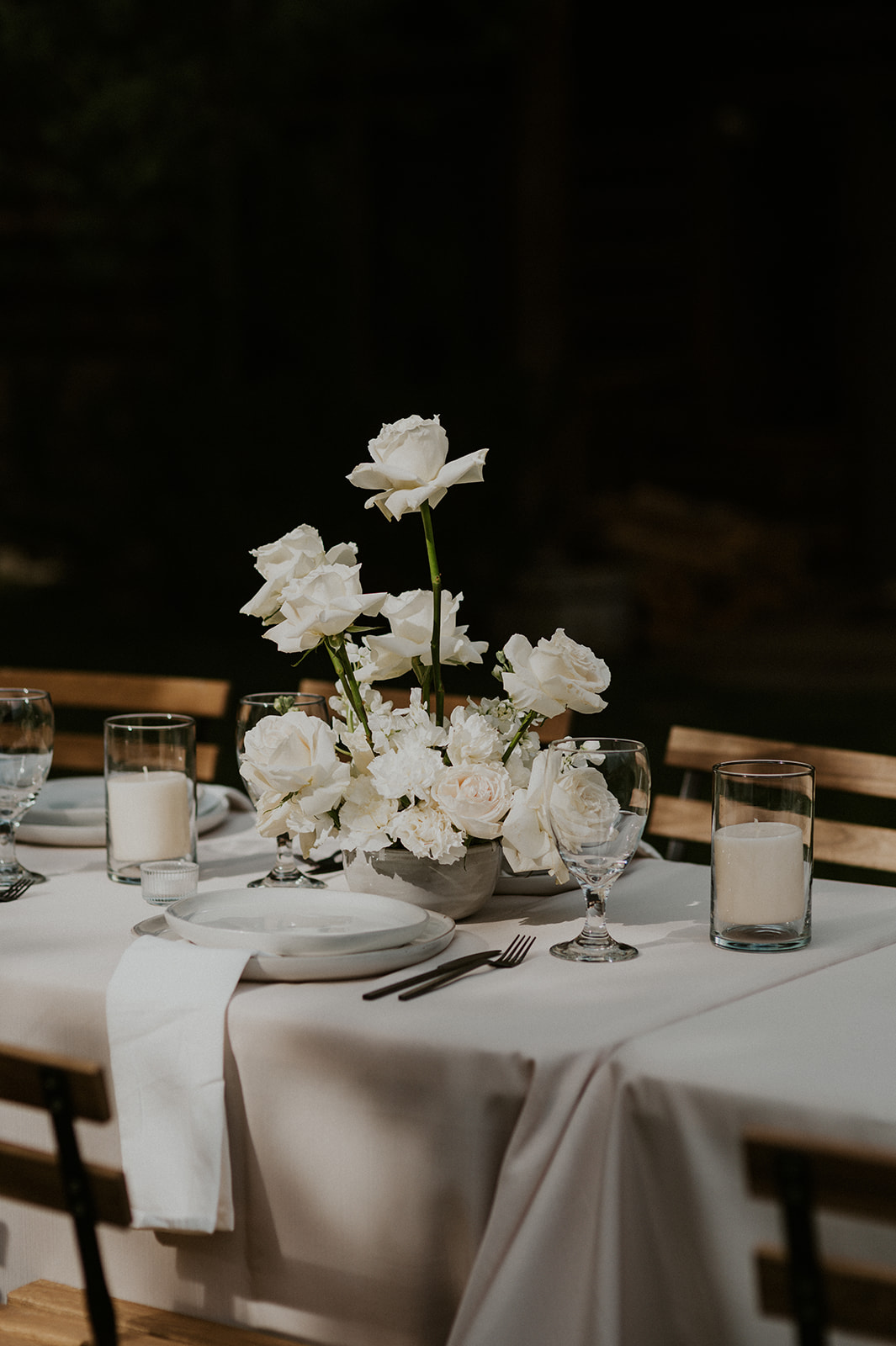 Bud vase modern and elegant wedding table design. All white flowers