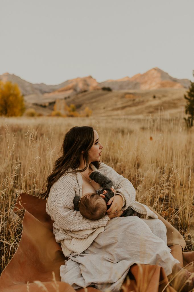 Motherhood photos in the mountains