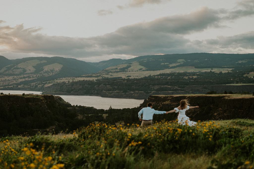 Columbia River Gorge Oregon Engagement Photos Sunset