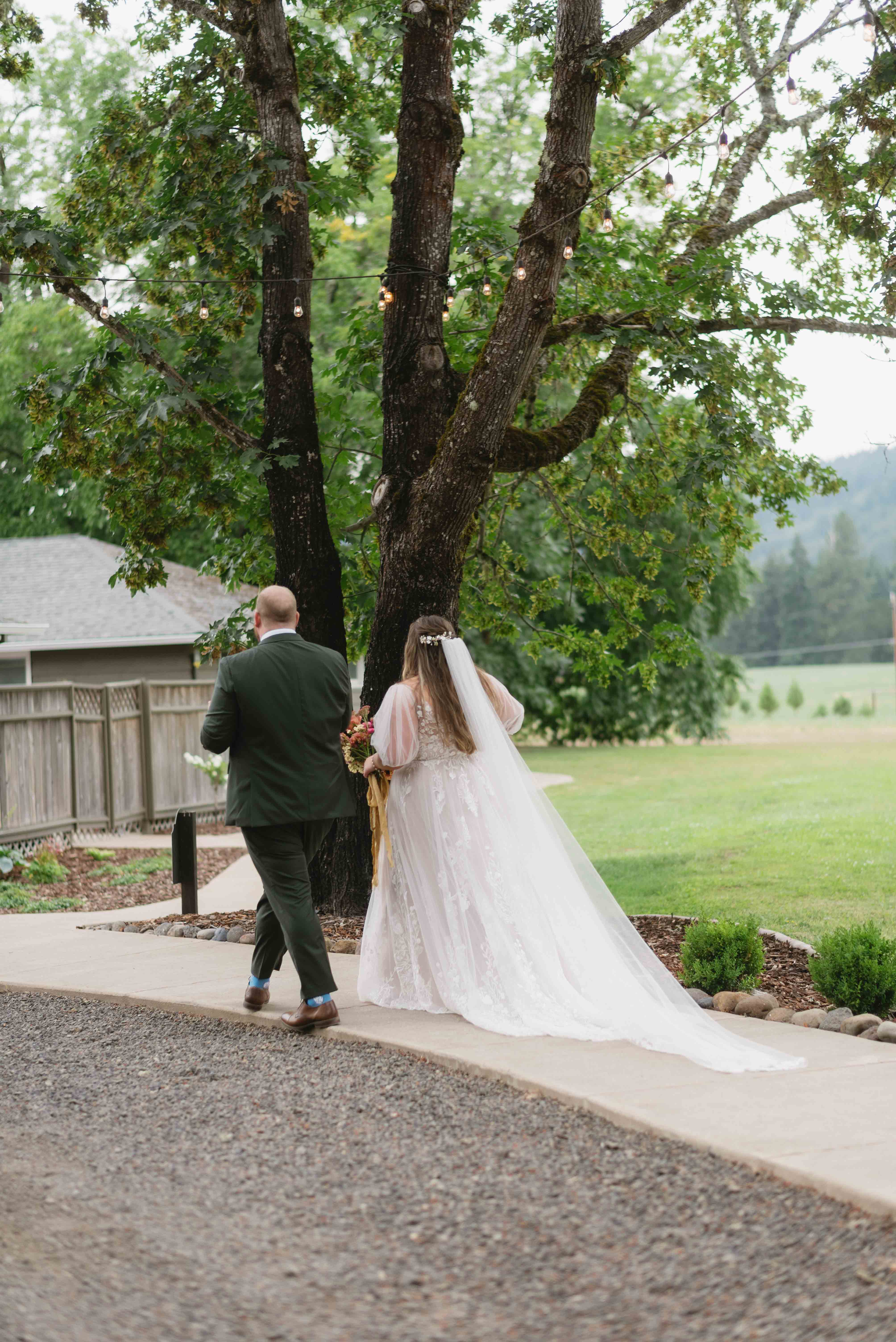 Hood River Oregon Wedding at the Tin Roof Barn