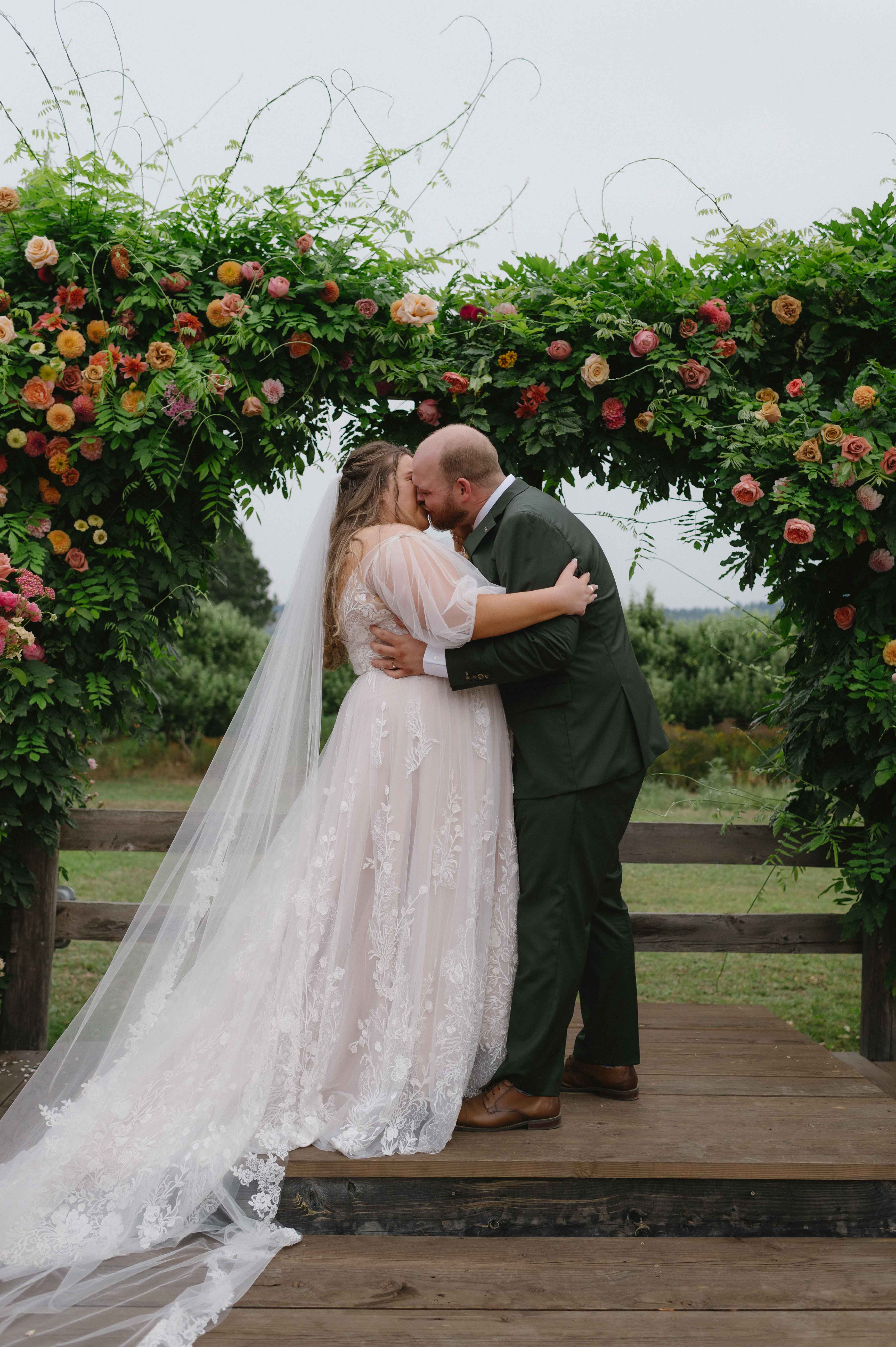 Hood River Oregon Wedding at the Tin Roof Barn