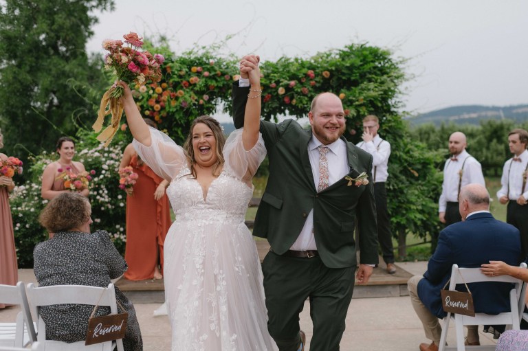 Hood River Oregon Wedding at the Tin Roof Barn