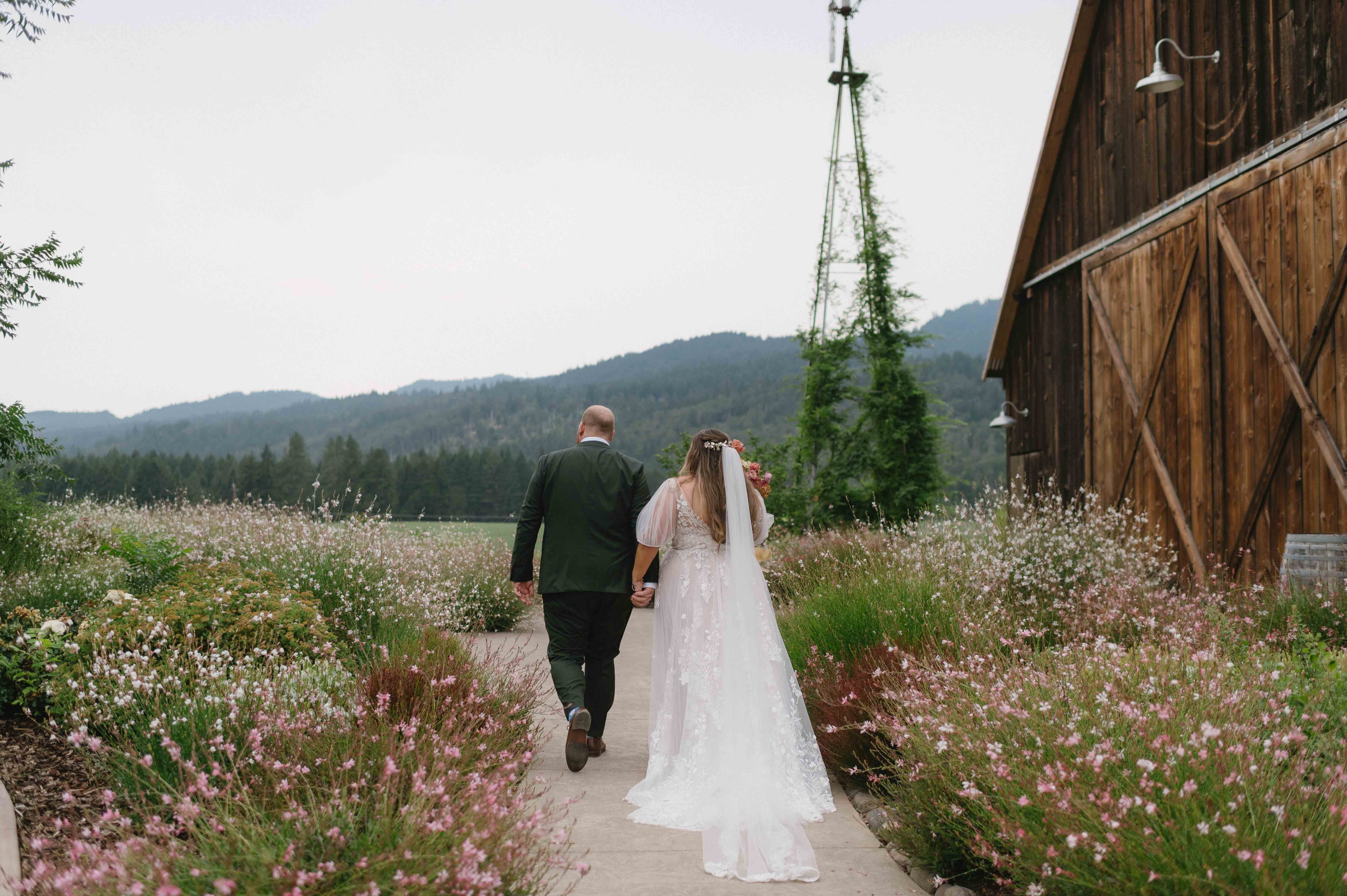 Hood River Oregon Wedding at the Tin Roof Barn