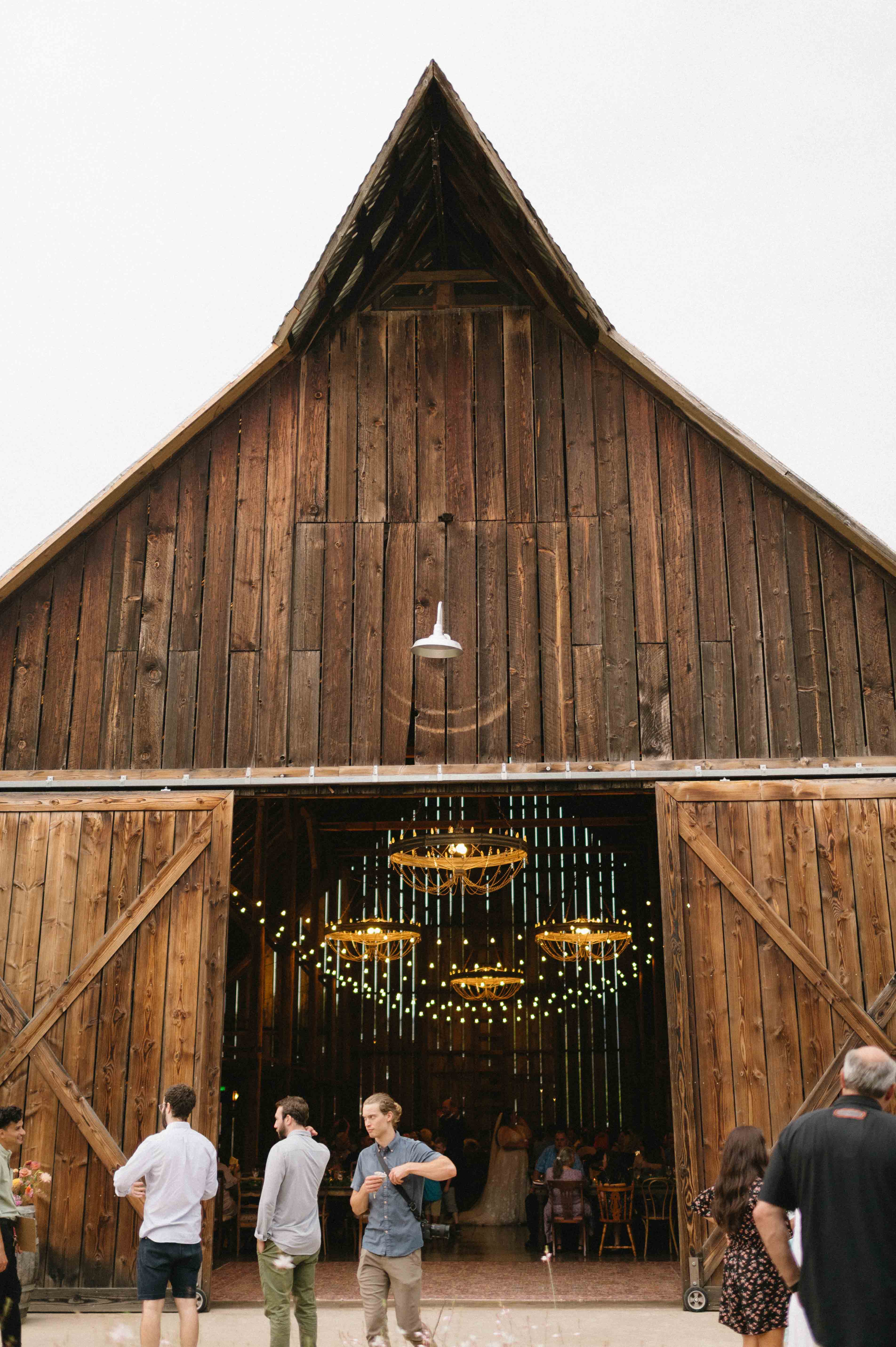 Hood River Oregon Wedding at the Tin Roof Barn