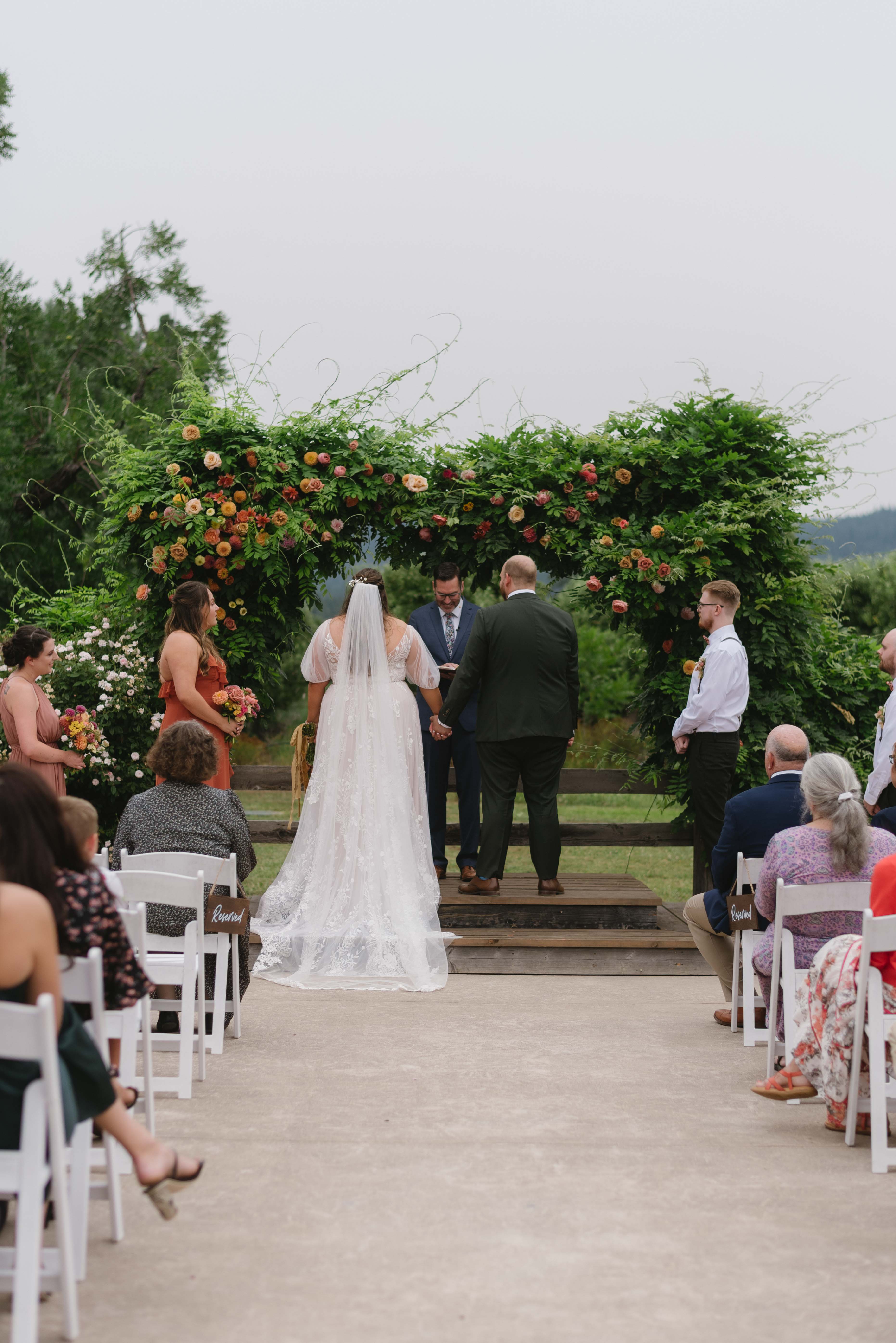 Hood River Oregon Wedding at the Tin Roof Barn